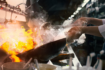 厨师在厨房忙着煮饭餐厅垃圾餐具食物蔬菜平底锅火炉烹饪炒锅职业图片