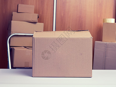 很多棕色纸箱 搬家时打包东西的过程仓库公寓房间开箱搬迁纸板盒子邮政房子送货图片