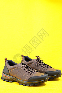 男鞋 时尚的男鞋 单身运动鞋 黄色背景 浮起悬浮系列弹簧秋鞋季节运动棕色背景图片