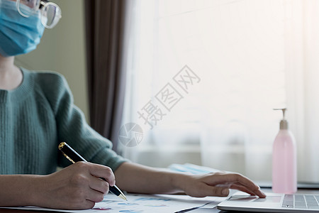 Corona病毒 商业妇女佩戴面罩来保护和照顾自己的健康 在家使用计算机工作 在家工作图片