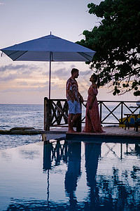 Curacao 在Curacao度假的夫妇 在Curacao看池边日落旅行游泳蜜月假期热带旅游夫妻海滩阳光游泳池图片