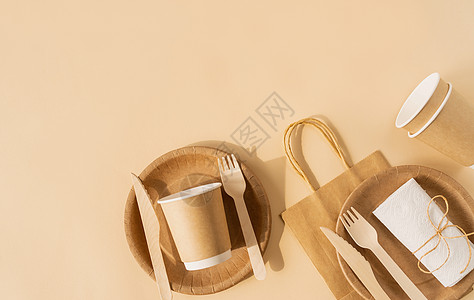 棕色手工艺用一次性袋和餐具杯 板板 木叉 棕色背景的刀子竹子用具食物服务工艺杯子工具菜肴厨房商品图片