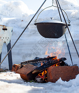 火上挂着一个煮饭的锅火焰荒野远足冒险午餐锅炉烹饪旅行燃烧生存图片