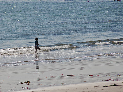 小女孩跑在沙滩上11729图片