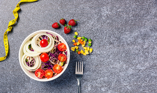 沙拉沙碗加西红柿新鲜鲜菜 混合蔬菜 在盘子和测量胶带中蔬菜水果生物厨房营养小吃重量树叶桌子早餐食物图片