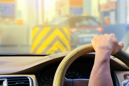 公路交通堵塞和阳光下驾车行驶的车辆男人手指假期日光街道玻璃车轮旅行速度安全图片