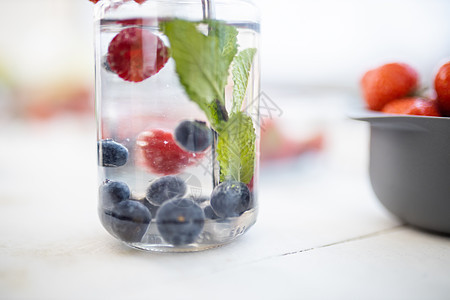 草莓 蓝莓和薄荷在罐里喝生活方式覆盆子小吃玻璃决心容器饮食塑料果味甜点图片