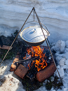 火上挂着一个煮饭的锅休闲生存活动烹饪自然野餐平底锅午餐燃烧篝火图片