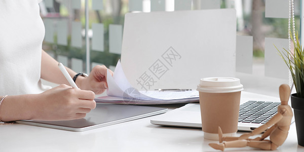在现代开办办公室工作时 女性设计师手在电脑笔记本电脑上打字的近视技术屏幕男性广告桌子展示男人商务商业手机图片