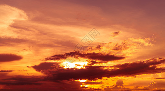 美丽的日落天空 金色的夕阳天空与美丽的云彩图案 傍晚的橙色 黄色和乌云 自由和平静的背景 自然之美 强大而精神的场景图片