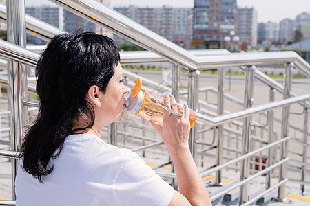 城市背景的户外健身后高级妇女饮用水供应情况城市背景训练微笑老年运动装运动运动员成人力量身体闲暇图片