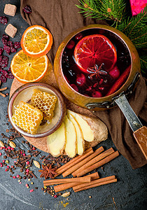 木制背景的混合葡萄酒 蓝松树枝和香料酒精食物饮料桌子假期季节玻璃芳香气氛庆典图片