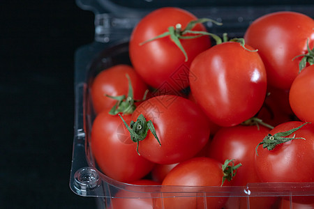 选择性地关注熟熟的美味樱桃西红柿 特写草本植物食物蔬菜沙拉素食叶子饮食生长水果有机食品图片