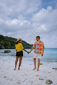 在用绿绿水 白沙滩和美丽的珊瑚礁对加勒比海Curacao海岸的空中观察支撑休息室海景椅子天堂风景蓝色海岸线海洋列斯图片