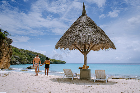在用绿绿水 白沙滩和美丽的珊瑚礁对加勒比海Curacao海岸的空中观察海岸线风景旅游蓝色假期海景环境热带天堂椅子图片