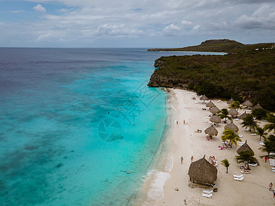 在用绿绿水 白沙滩和美丽的珊瑚礁对加勒比海Curacao海岸的空中观察海景环境休息室海洋蓝色风景列斯海岸线椅子热带图片