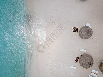 在用绿绿水 白沙滩和美丽的珊瑚礁对加勒比海Curacao海岸的空中观察天堂海滩蓝色海洋支撑休息室假期海岸线海景旅行图片
