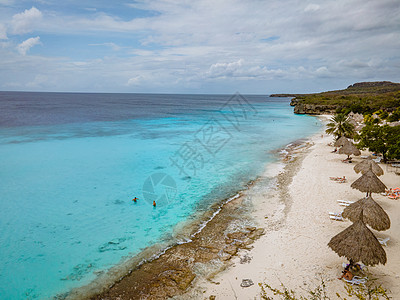 在用绿绿水 白沙滩和美丽的珊瑚礁对加勒比海Curacao海岸的空中观察海岸线热带海景天堂椅子假期旅游风景海洋列斯图片