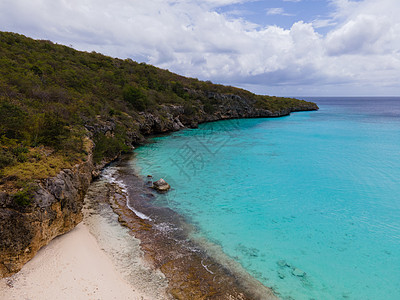 在用绿绿水 白沙滩和美丽的珊瑚礁对加勒比海Curacao海岸的空中观察旅游海滩支撑休息室环境风景海景海洋假期椅子图片