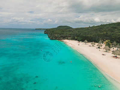 在用绿绿水 白沙滩和美丽的珊瑚礁对加勒比海Curacao海岸的空中观察环境旅游蓝色海岸线海景列斯天堂海洋风景休息室图片