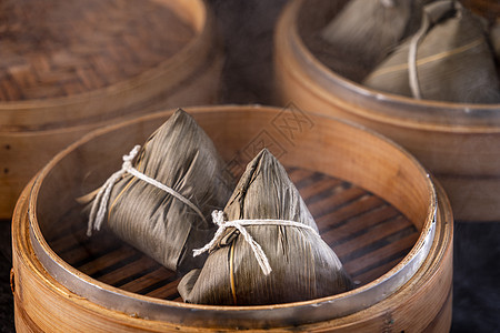 在黑暗背景下 龙船节的松子大米袋庆典传统文化汽船桌子美食饺子烹饪节日假期图片