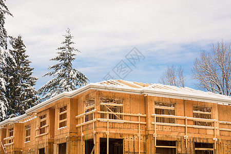 冬季正在兴建的城镇住宅楼顶建筑群图片