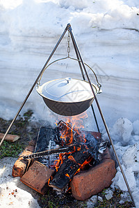 火上挂着一个煮饭的锅荒野锅炉烹饪平底锅旅行野餐生存冒险食物木头图片
