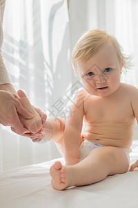 妈妈给她的宝宝一个腿 和脚按摩孩子体操人体卫生身体婴儿男生乐趣手指儿子图片