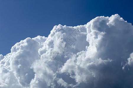 美丽的天空 布满云彩风暴空气天气棉布扁豆季节蓝色积雨时间鲭鱼图片