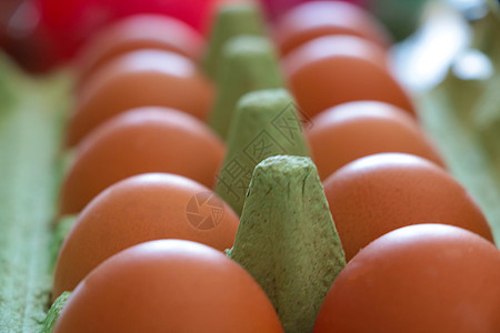 查看桌上有鸡蛋的纸板包装健康市场产品早餐托盘农场农业生态烹饪食物图片
