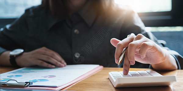 女商务人士手持笔和手机 带有银行储蓄账户申请 账户或储蓄或保险概念兴趣金子成功基金投资支付利润会计预算文档图片