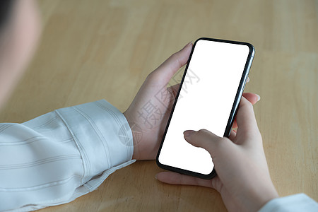亚洲女性手持智能手机 使用空白屏幕 没有框架的现代设计 技术概念商务细胞房间人士网络桌面手指背景通讯器嘲笑图片