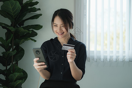 手机银行 在手机上使用带有信用卡的网上银行业务的妇女 网络上的数字和互联网支付购物人士安全设计师笔记本数据电子商务账单学生商业借图片