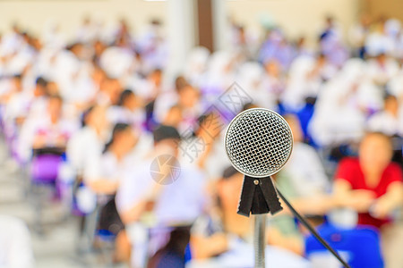 特写会议桌上的麦克风支架和背景模糊内部研讨会会议室 选择浅景深的焦点国会酒店推介会学生礼堂播送学校演讲学习金属图片