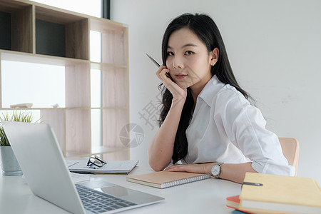 在家工作的亚洲女商务人士画像 会计概念友谊贷款电脑合同交易手势商业管理人员计算文档图片