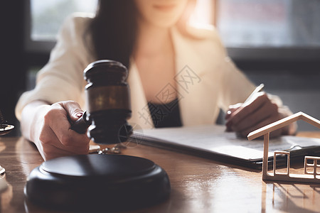 女商务人士或律师在办公室的木桌上检查合同文件 法律 法律服务 咨询 正义概念图片
