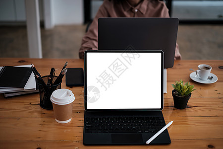 黑片与键盘和空白白屏混为一谈 商业团队在木制办公桌上做背景工作图片