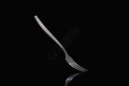 黑色背景的旧钢叉食物午餐美食菜单工具食谱卡片厨房商业奢华图片