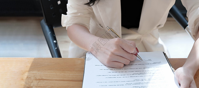 房地产代理商协助客户在办公桌上签署合同文件 并采用住房模式贷款会议成功谈判保险销售签约工作办公室法律图片