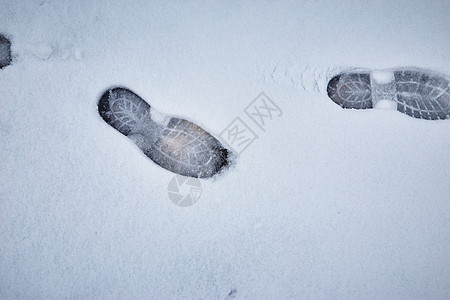 沥青路面下积雪融雪时的鞋印人行道气候变化场景痕迹踪迹烙印小路比赛打印娱乐图片