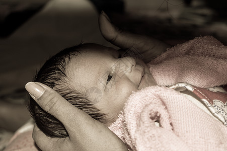 美丽的新生男婴特写 6 天大 躺在产前医院的母亲腿上 裹着婴儿毯 保暖衣物 的孩子微笑着看着 他的母亲安慰和休息她的孩子 漂亮的图片