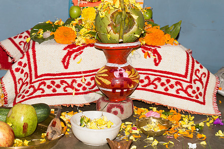或与用于印度教神崇拜的椰子花 在或节日庆祝活动中拍摄的图像 印度加尔各答西孟加拉邦 202 年 2 月 16 日图片