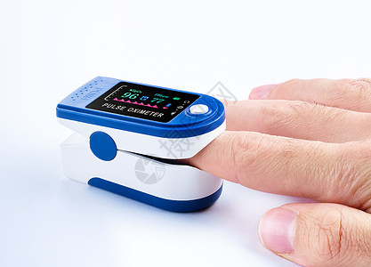 使用手指上的脉冲血氧仪装置的人 保健监测概念速度病学技术监视器病人监控药品电子产品脉冲测量图片