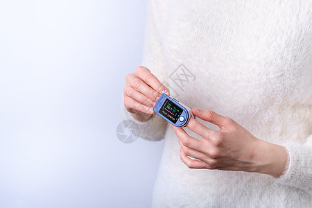 使用手指上的脉冲血氧仪装置的人 保健监测概念监视器疾病测量电子产品病学女士脉冲卫生病人医疗图片