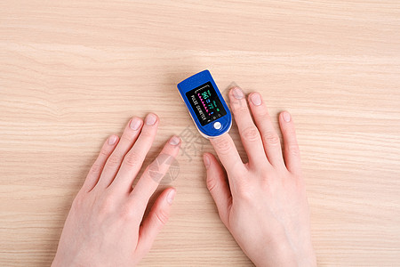 使用手指上的脉冲血氧仪装置的人 保健监测概念卫生监视器监控病学病人电子产品速度药品测量医疗图片