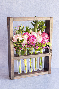 木箱中的花粉安排风格周年花瓣纪念日女性玫瑰园艺装饰花艺花店图片