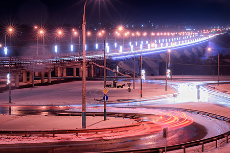 冬季晚上在桥上行驶的汽车头灯的痕迹 湿沥青中的灯光反射驾驶夜景踪迹速度街道灯笼运动交通大灯市中心图片