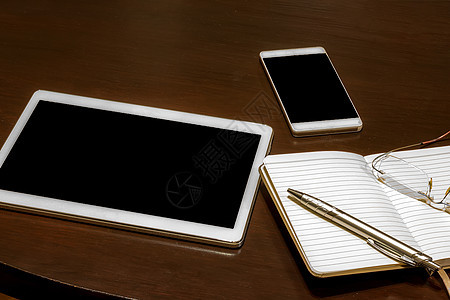 办公桌手机平板电脑眼镜笔记本和带复制空间的笔 在一张木桌上的小工具商业桌子学习文档电话教育展示技术木头药片图片