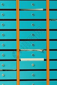 公寓楼中的金属信箱 特写邮政服务储物柜地址送货细胞钥匙报纸团体蓝色图片