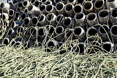 在圣波尔码头捕鱼章鱼和网的陷阱黏土浮标港口漂浮篮子塑料海岸社区海鲜齿轮图片
